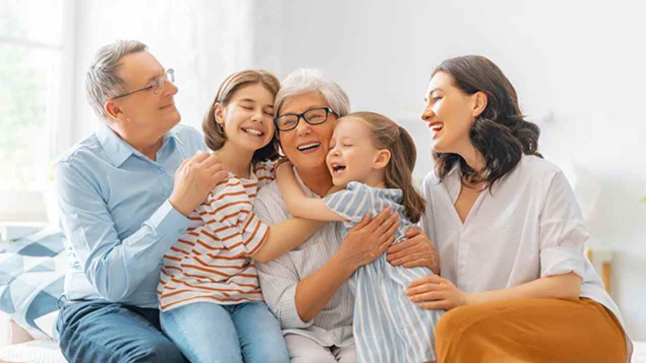 Familia feliz representando el bienestar de los afiliados a las cajas de compensación