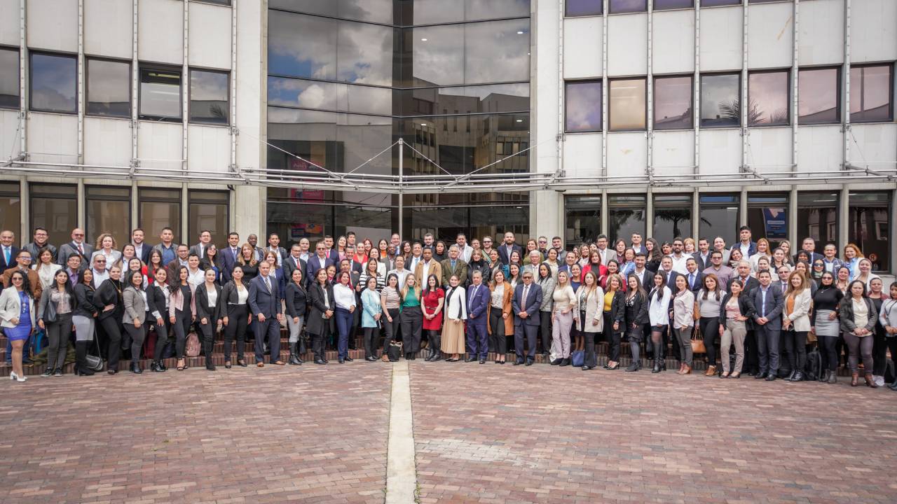 Foto grupal de la SuperSubsidio con directivos y representantes de Cajas de Compensación Familiar en su primer año de gestión