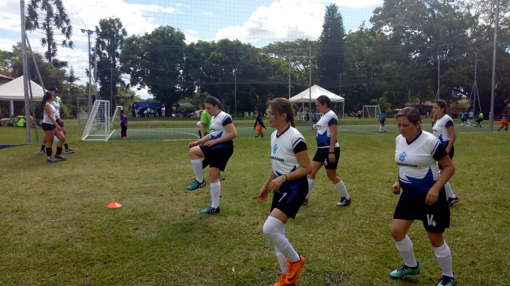 Equipo femenino de fútbol participando en los Juegos Intercajas 2018