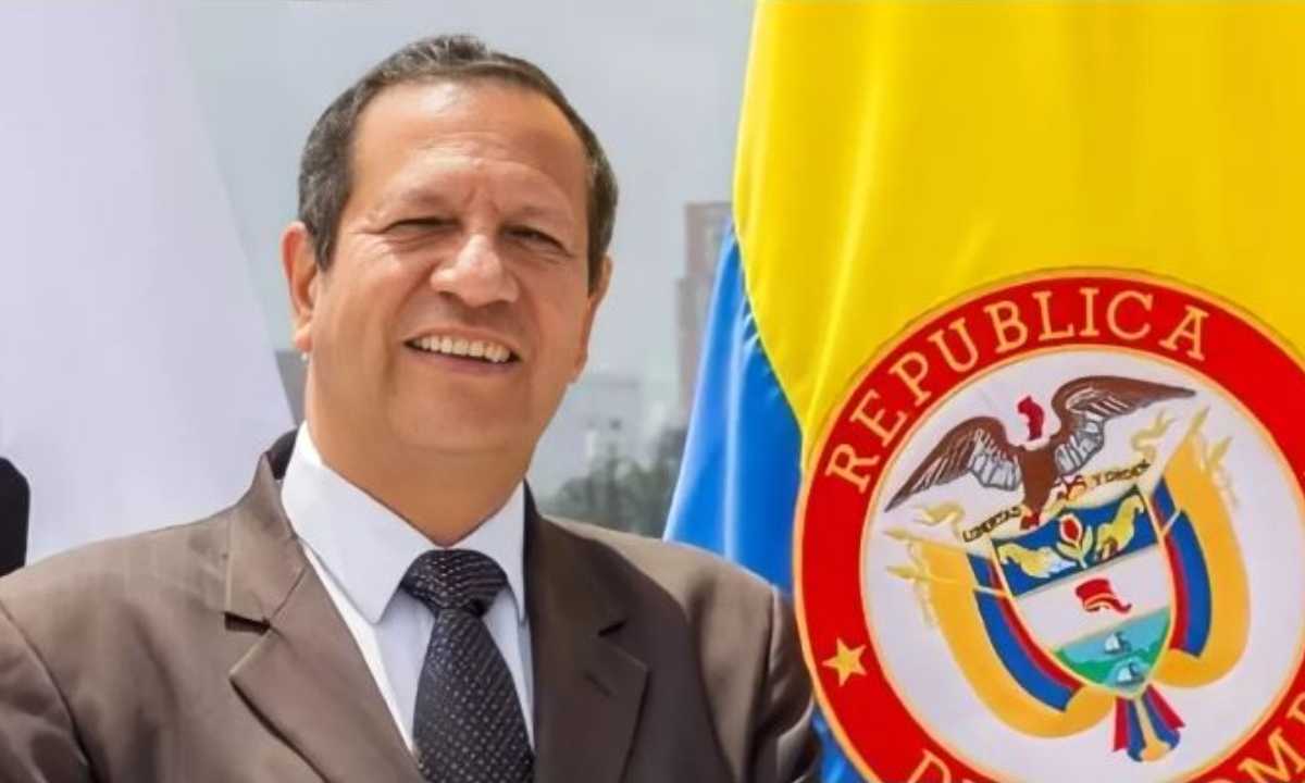 Luis Guillermo Pérez, nuevo superintendente del Subsidio Familiar, en retrato junto a la bandera de Colombia