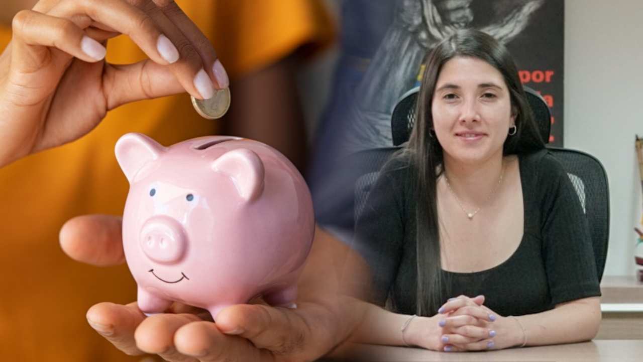 Mano depositando moneda en alcancía rosada, relacionada con la fijación de la cuota monetaria 2024