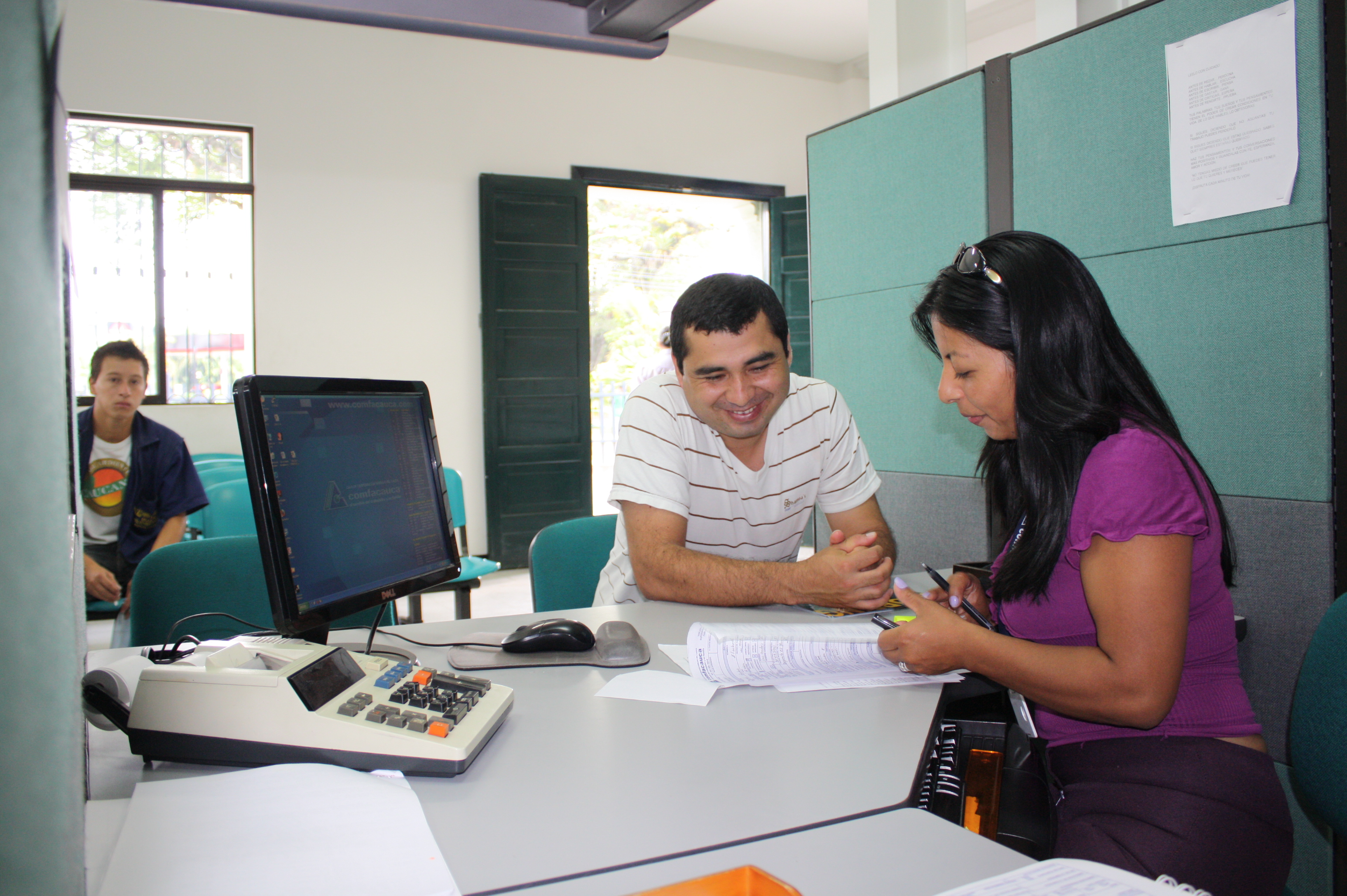 Atención a usuario en oficina, afiliaciones electrónicas en Cajas de Compensación